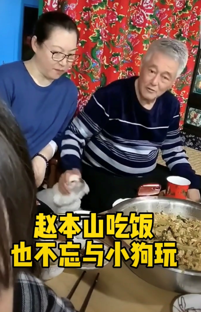 赵本山满头白发与徒弟聚会坐炕上吃大盆菜妻子戴玉镯白皙丰腴