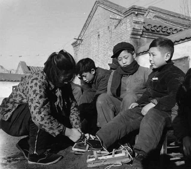 滑冰始终是北京孩子的一大乐趣.图为1958年,孩子们在穿木板冰鞋.