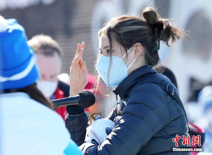 谷爱凌赛后接受采访。 中新社记者 毛建军 摄