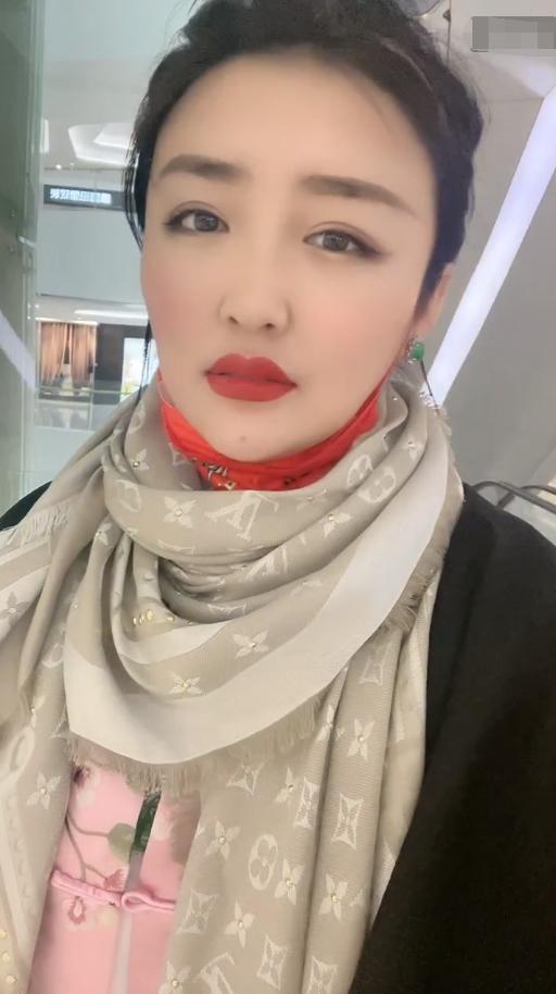 赵本山满头白发与徒弟聚会坐炕上吃大盆菜妻子戴玉镯白皙丰腴