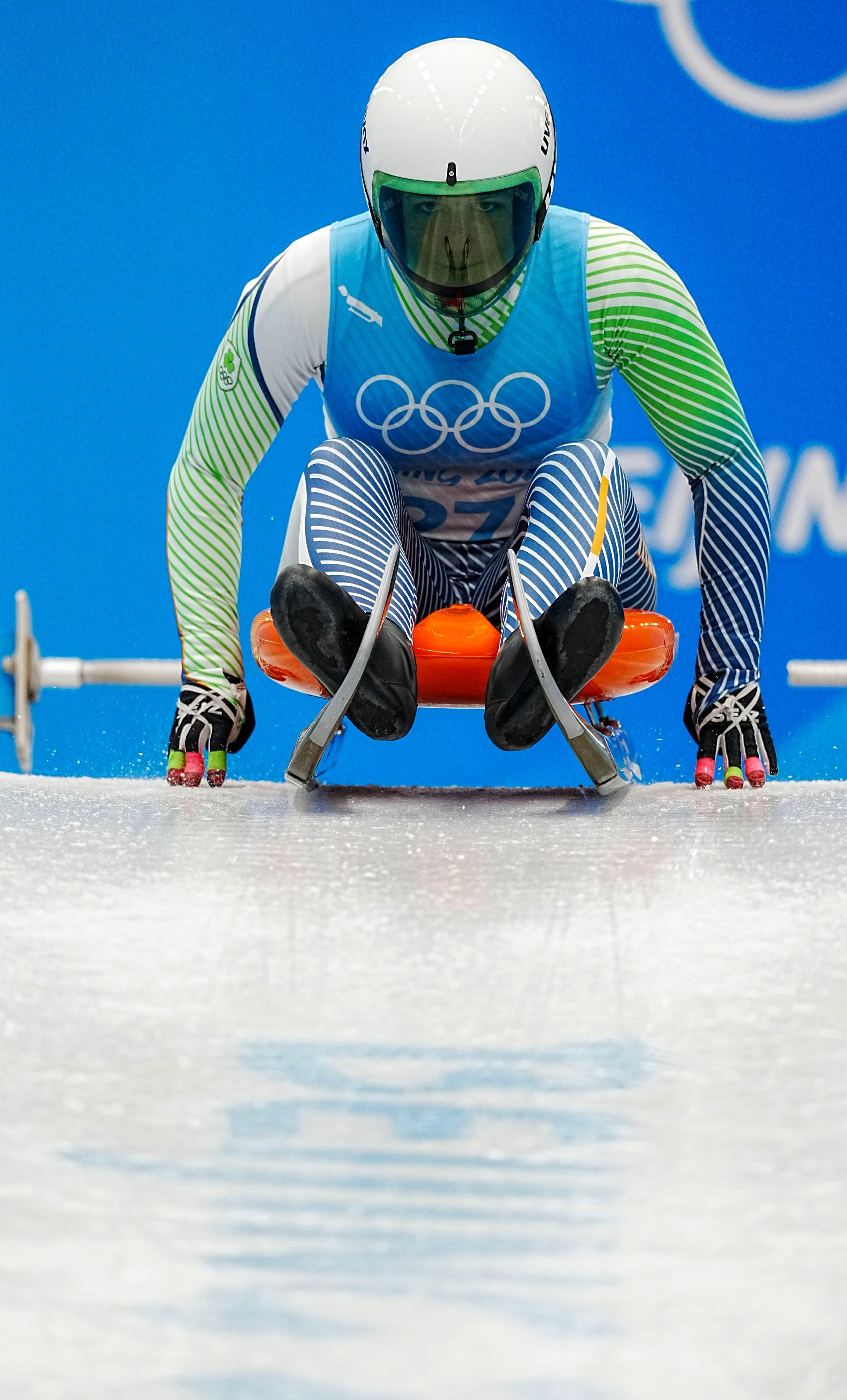 埃尔莎·德斯蒙德在北京冬奥会女子单人雪橇比赛中出发(2月8日摄).