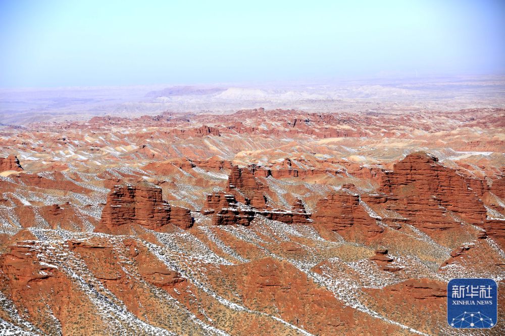 2月9日拍摄的甘肃省张掖市甘州区平山湖丹霞雪景.