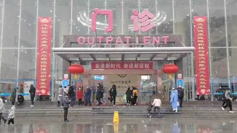 奶奶接电话时，西安1岁半宝宝打翻热水壶......医生：烫伤后别这么做休闲区蓝鸢梦想 - Www.slyday.coM