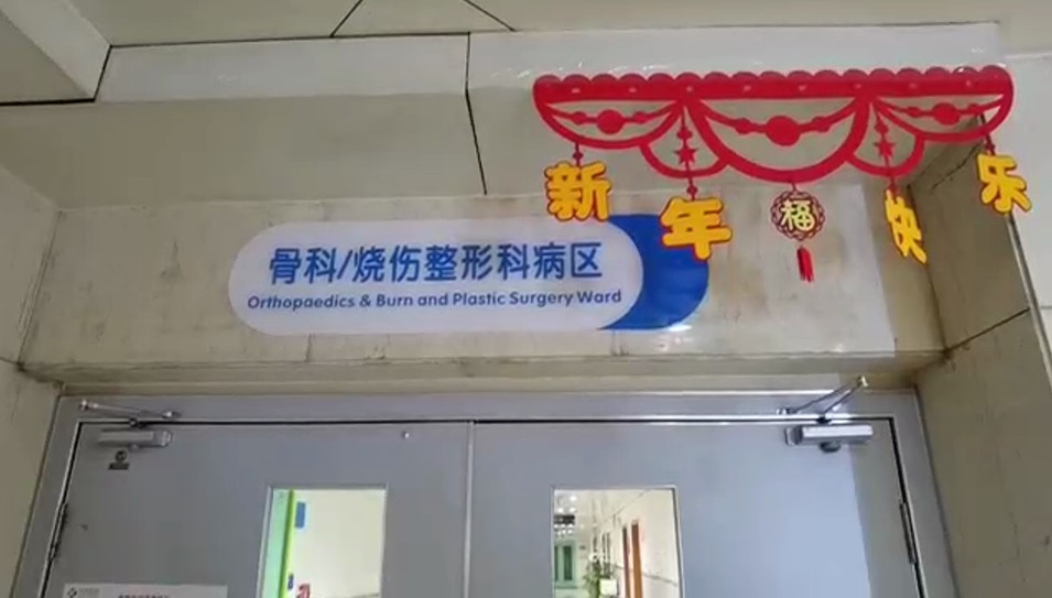 奶奶接电话时，西安1岁半宝宝打翻热水壶......医生：烫伤后别这么做休闲区蓝鸢梦想 - Www.slyday.coM
