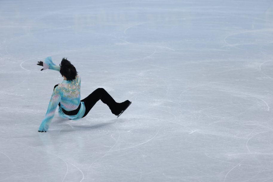 花样滑冰男子单人滑自由滑决赛日本选手羽生结弦在比赛中摔倒