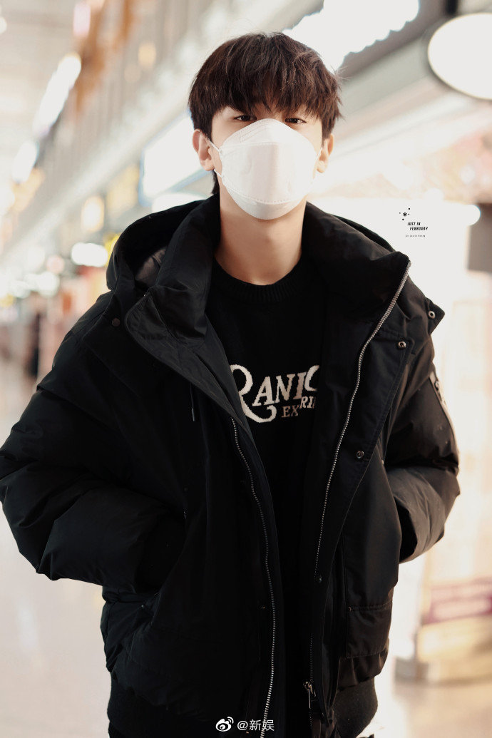 黄明昊今日机场饭拍 一身黑色的搭配,羽绒服 毛衣 长裤