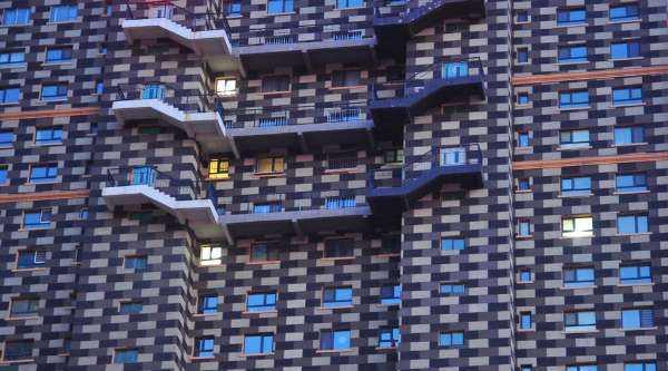 沈阳路边一超丑建筑,外观密密麻麻影响市容,被路人嫌弃休闲区蓝鸢梦想 - Www.slyday.coM 沈阳路边一超丑建筑,外观密密麻麻影响市容,被路人嫌弃休闲区蓝鸢梦想 - Www.slyday.coM