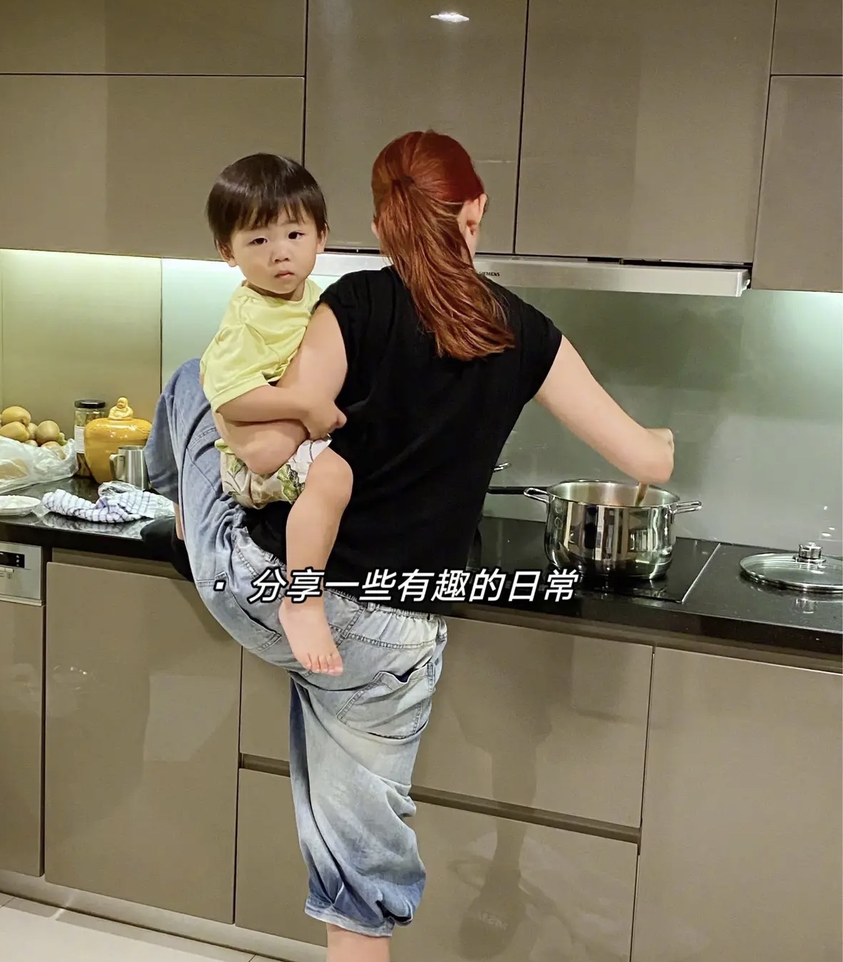 明星也有带娃苦恼,赵丽颖佟丽娅带娃拍戏,而她哭诉难找工作|拍戏|明星