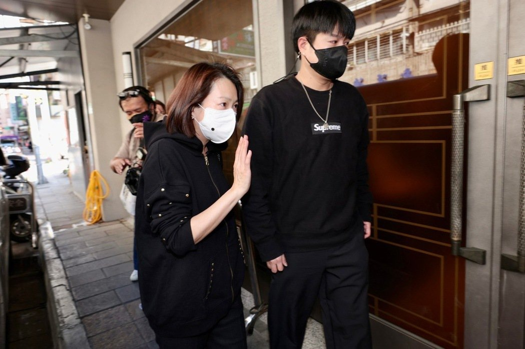 好友称明金成去世前压力大崩溃落泪,众星争相认养其未满月子女休闲区蓝鸢梦想 - Www.slyday.coM 好友称明金成去世前压力大崩溃落泪,众星争相认养其未满月子女休闲区蓝鸢梦想 - Www.slyday.coM