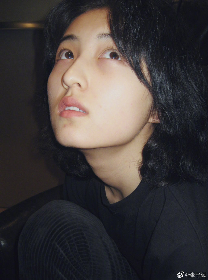 张子枫分享三张live图素颜自拍真的太好看了