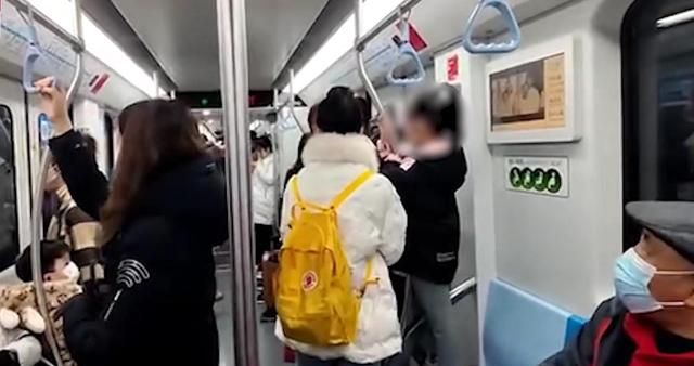 孩子站地铁座位上玩 家长无动于衷 上海大妈高能怒怼休闲区蓝鸢梦想 - Www.slyday.coM