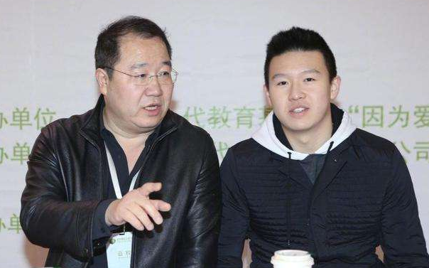 英达两儿第二任前妻宋丹丹带大儿巴图生活小儿上冬奥会打冰球