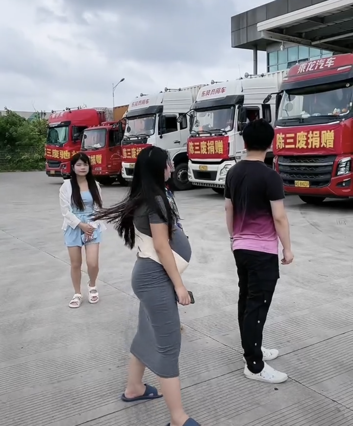 正能量网红陈三废团队为广西捐物资93万桶泡面22万瓶水