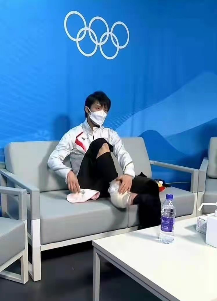 羽生结弦3个瞬间:主动合影冰墩墩!右脚伤势严重!抚摸冰面休闲区蓝鸢梦想 - Www.slyday.coM 羽生结弦3个瞬间:主动合影冰墩墩!右脚伤势严重!抚摸冰面休闲区蓝鸢梦想 - Www.slyday.coM