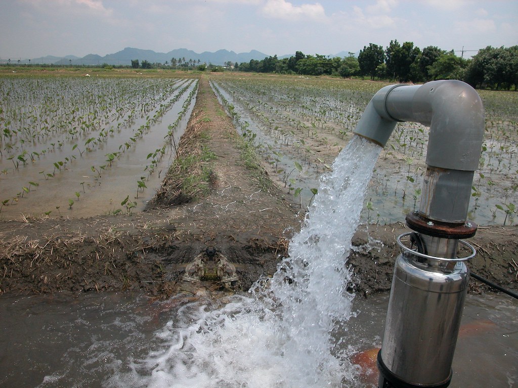 虽然北方地下水资源可以足够北方使用上百年,但是地下水资源的开采