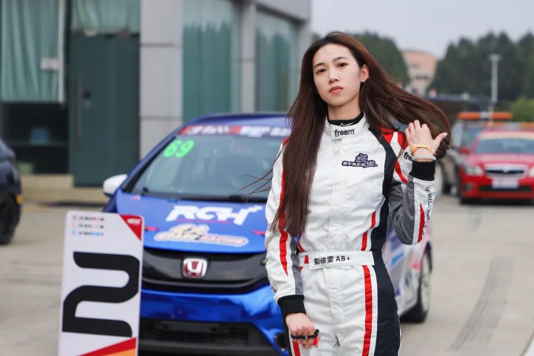 出道1年半成gic最速女车手95后美女彭依雯和她的宝马m4成长记