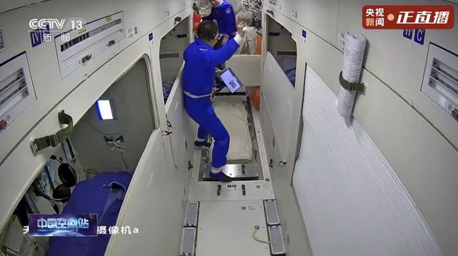 定了神14号和神15号在轨换班核心舱只有3个床位6个人咋睡