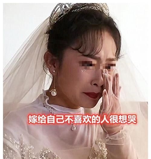 甘肃一新娘嫁给不喜欢的人婚礼上全程冷漠脸哭得很伤心
