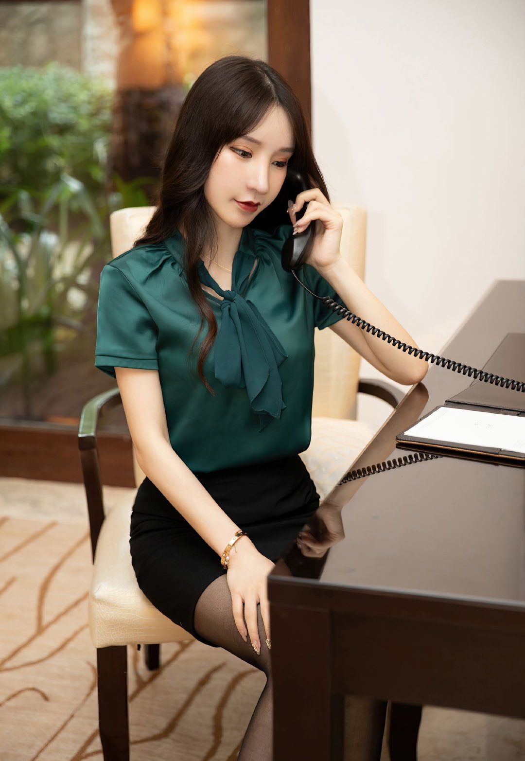 美女的职业装穿搭大方又不失优雅让职场大女人气场立显