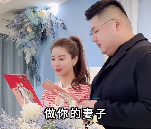 著名网红猴哥与何钰欣喜结连理女方称结婚绝不是因为对方有钱