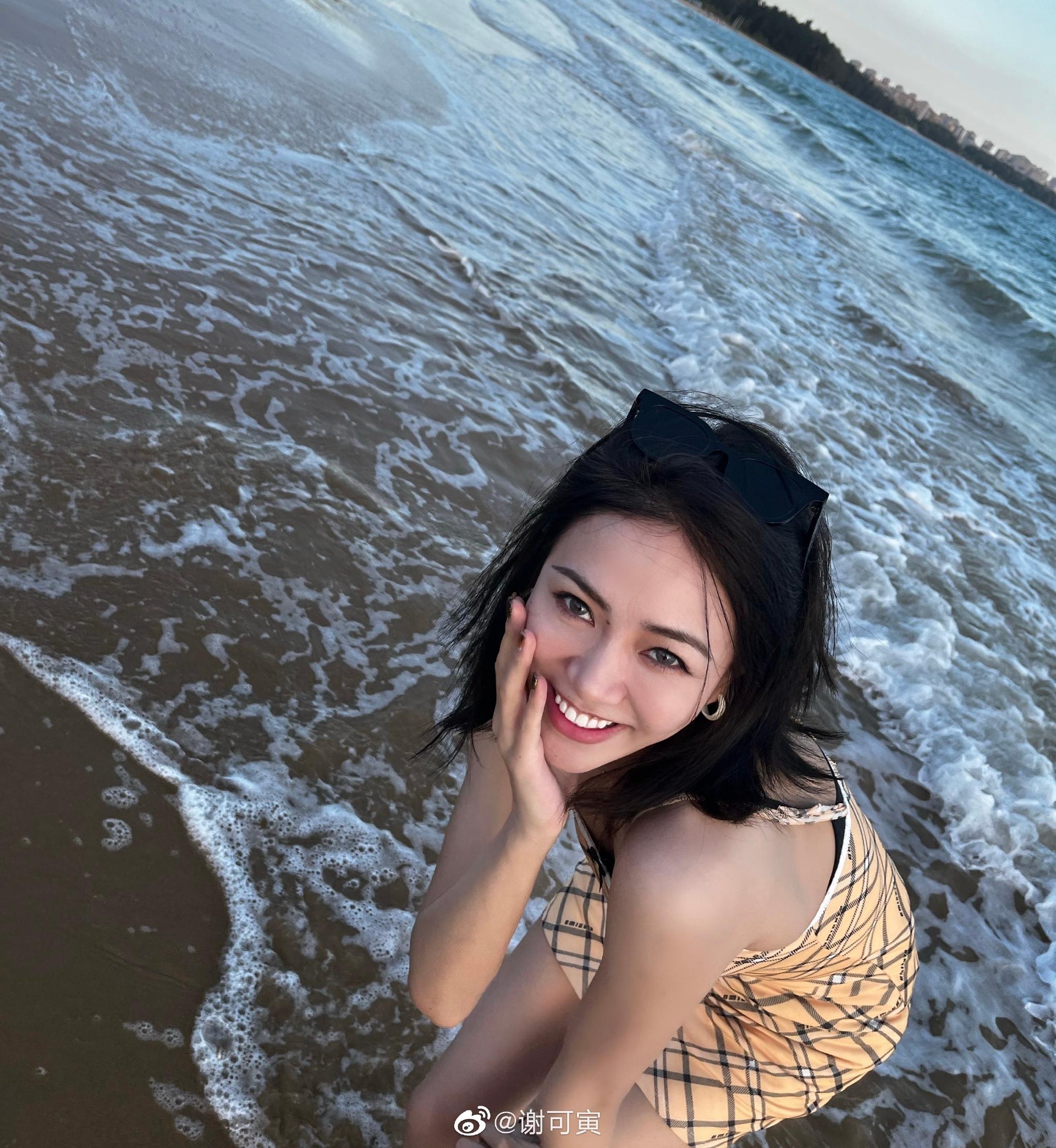 谢可寅海边随拍9615 条纹吊带短裙shaking寄来了度假明信片