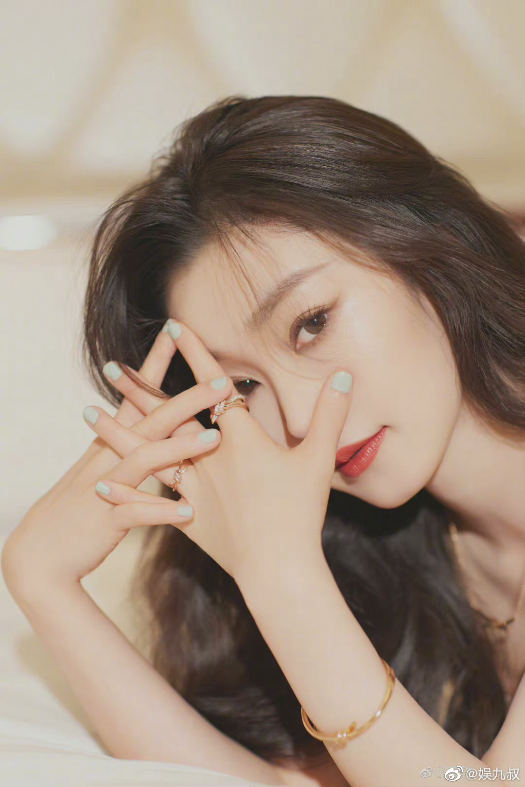 宋轶晒六宫格怼脸拍好温柔