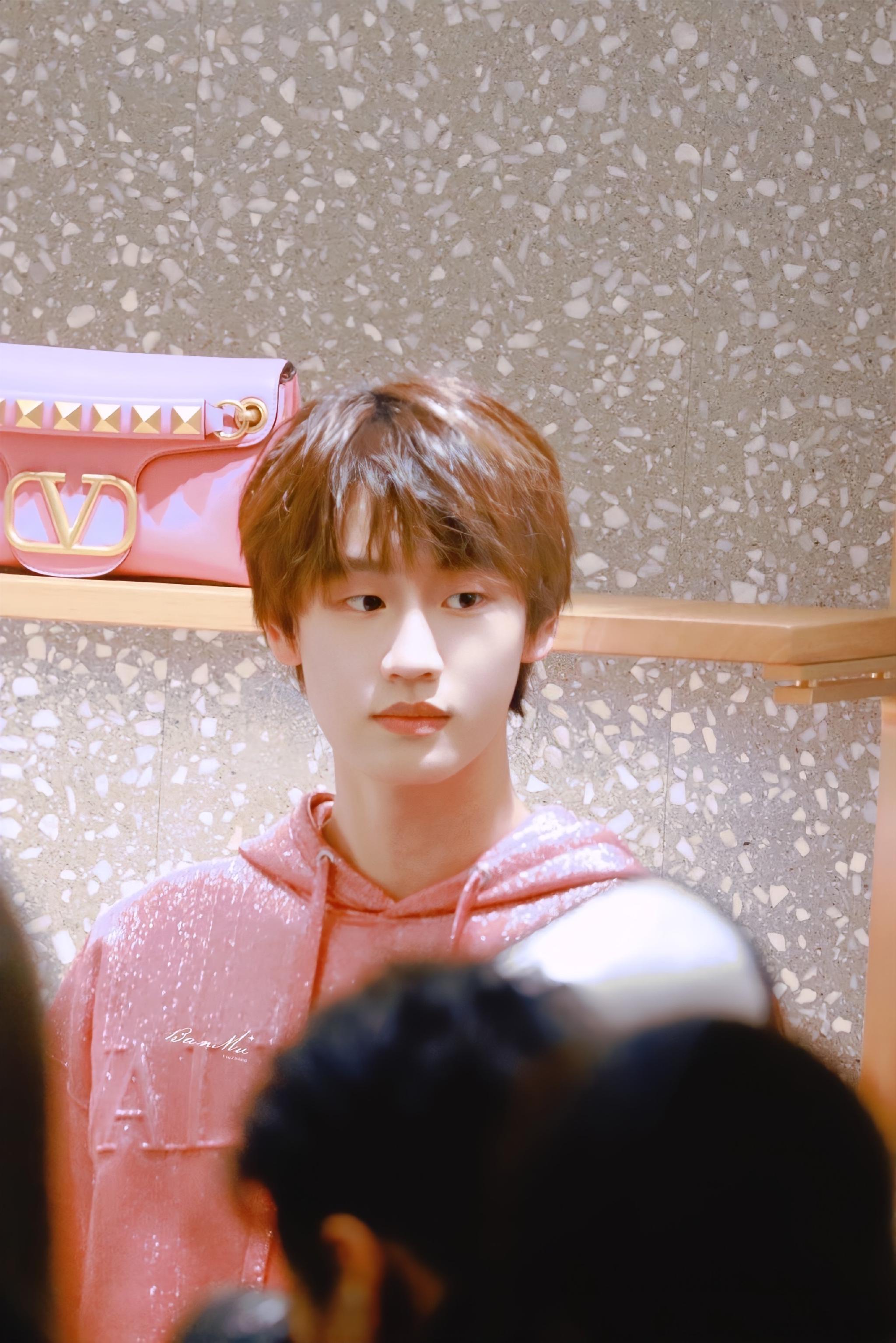 刘彰南京活动饭拍图身穿粉色镭射服可爱又帅气