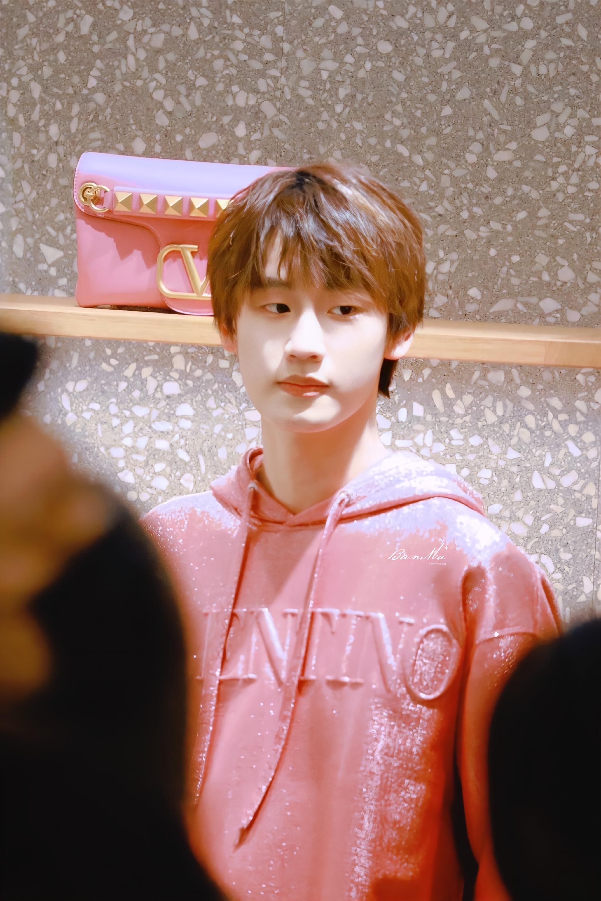 刘彰南京活动饭拍图身穿粉色镭射服可爱又帅气