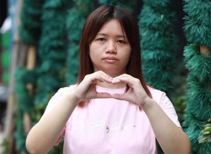 37岁女星没戴口罩被路人追着骂，拍打对方后急忙逃跑，还多次踢人休闲区蓝鸢梦想 - Www.slyday.coM