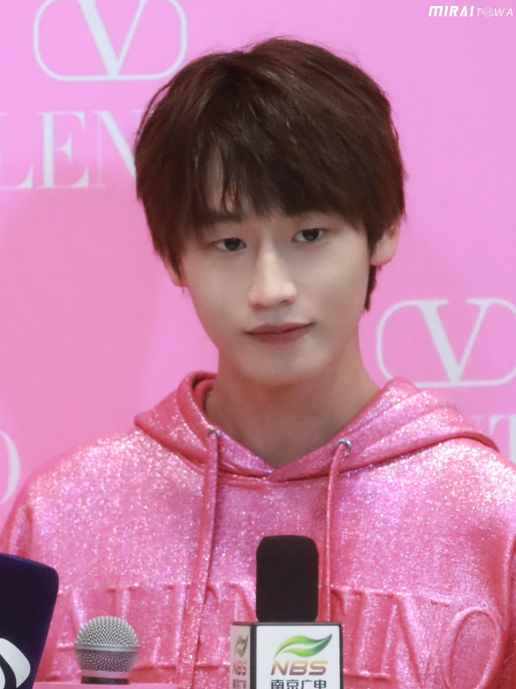 刘彰南京活动饭拍图身穿粉色镭射服可爱又帅气