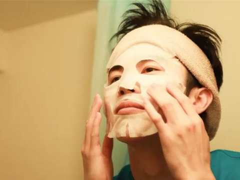 当男生贴起面膜