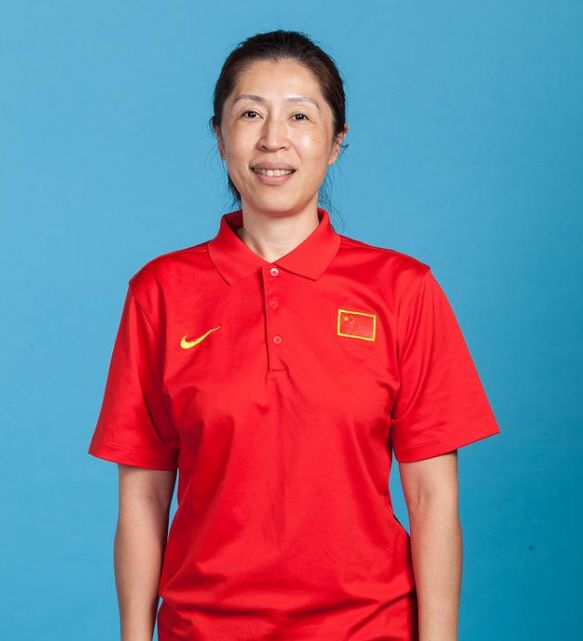 郑薇首执女篮教鞭打多少分第4节怒斥姑娘们别放水比许利明强