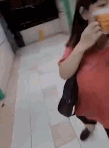 37岁女星没戴口罩被路人追着骂，拍打对方后急忙逃跑，还多次踢人休闲区蓝鸢梦想 - Www.slyday.coM