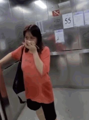 37岁女星没戴口罩被路人追着骂，拍打对方后急忙逃跑，还多次踢人休闲区蓝鸢梦想 - Www.slyday.coM