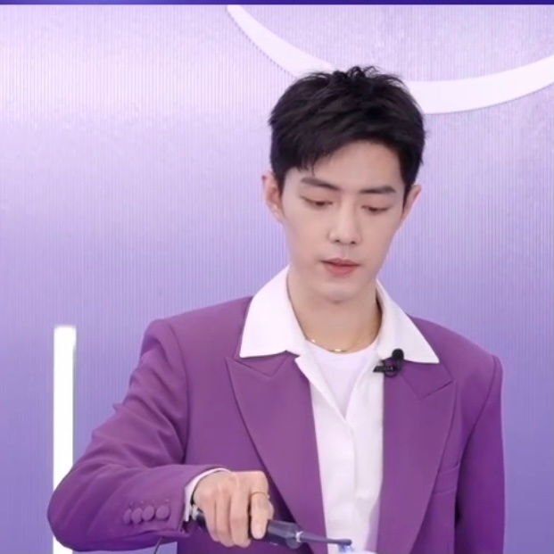 今天是紫色的肖战,肖战和紫色的适配度也太好了吧