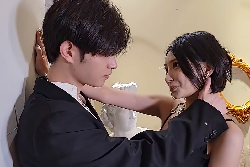 童锦程和美女员工拍摄艺术写真大片,每一帧都很投入