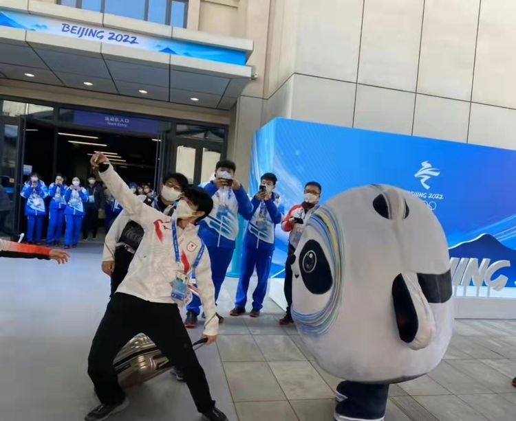 羽生结弦3个瞬间:主动合影冰墩墩!右脚伤势严重!抚摸冰面休闲区蓝鸢梦想 - Www.slyday.coM 羽生结弦3个瞬间:主动合影冰墩墩!右脚伤势严重!抚摸冰面休闲区蓝鸢梦想 - Www.slyday.coM