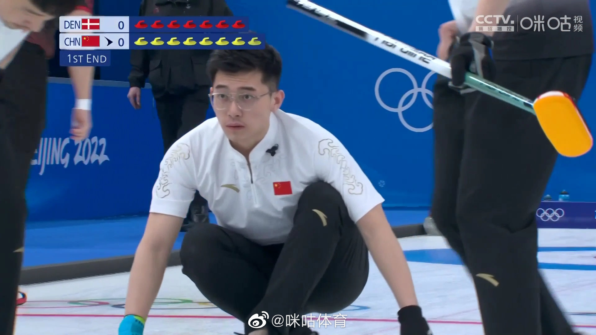 一垒许静韬curling许静韬在比赛中手臂似乎有些不适