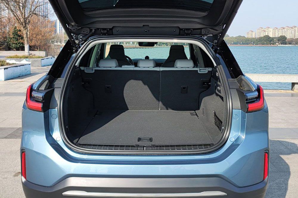 36mm的轴距差异和104mm的车长差异,让蔚来es6的第二排和后备箱储物