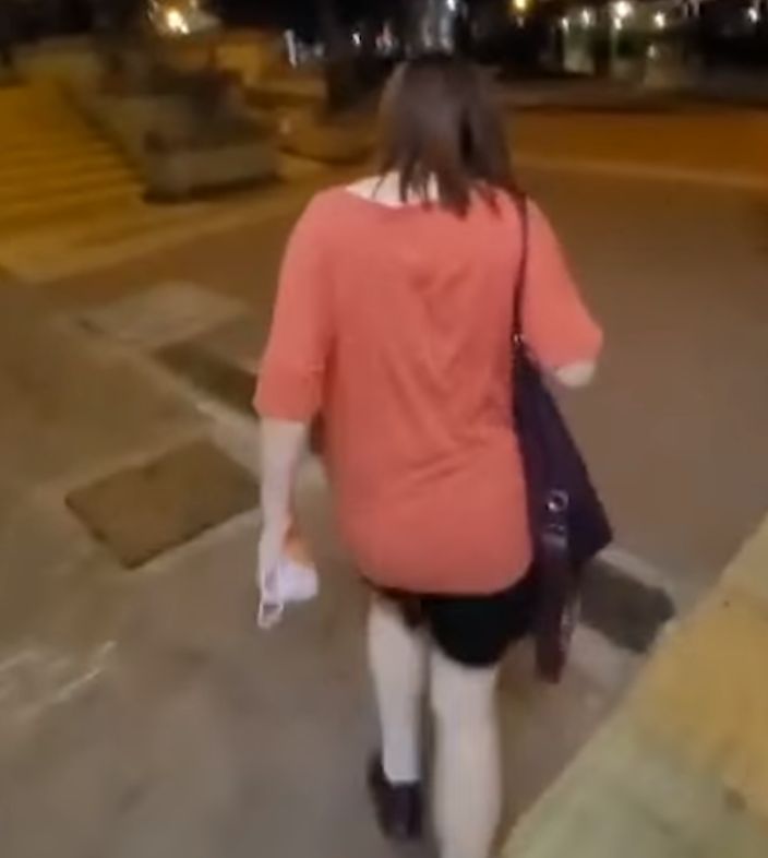 37岁女星没戴口罩被路人追着骂，拍打对方后急忙逃跑，还多次踢人休闲区蓝鸢梦想 - Www.slyday.coM