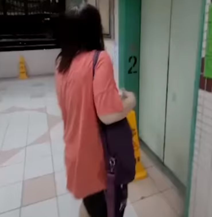 37岁女星没戴口罩被路人追着骂，拍打对方后急忙逃跑，还多次踢人休闲区蓝鸢梦想 - Www.slyday.coM