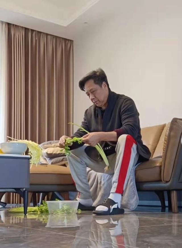 胡明轩爸爸久违现身,65岁在舞蹈学校当教练,小15岁妻子肤白貌美__财经