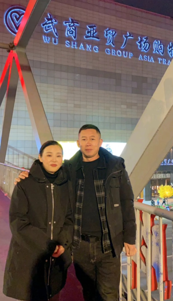 四丫头晒与孙海洋相识经历,曾一起摆地摊,寻找孙卓让她感到艰苦