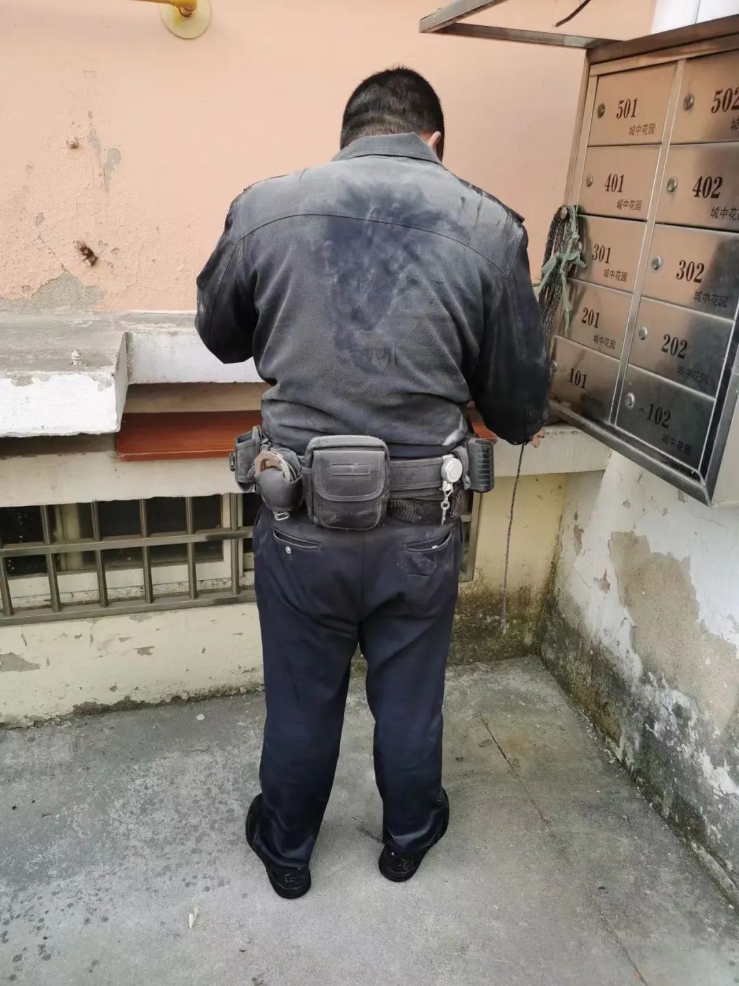 这个长得像冰墩墩的人全身是灰网友却说他最帅