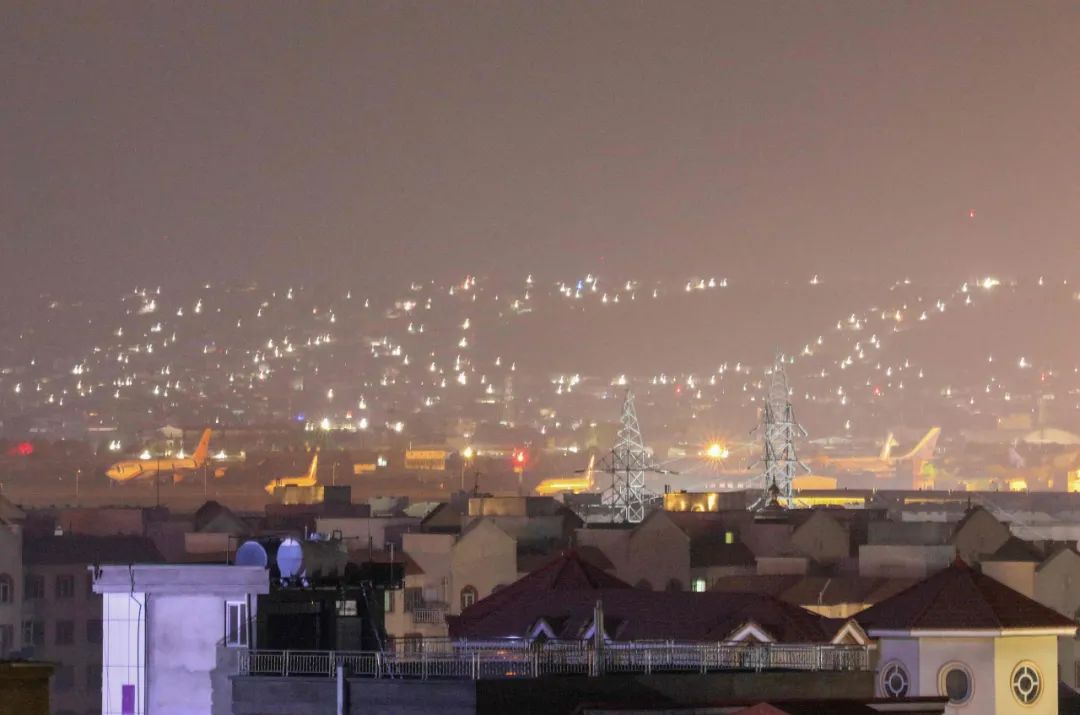 美国中央司令部宣布完成从阿富汗撤军，喀布尔庆祝的炮火照亮夜空。图源：视觉中国