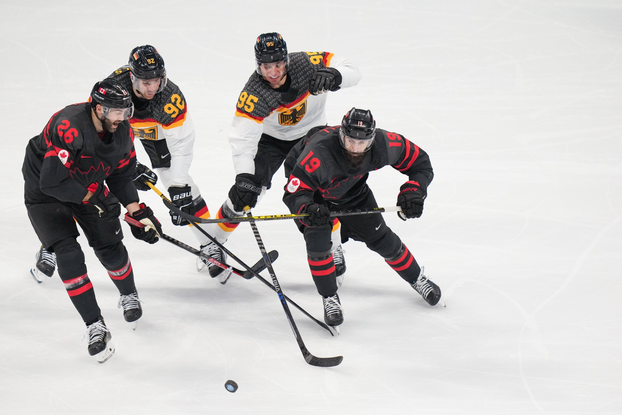 冰球——男子小组赛:加拿大队战胜德国队