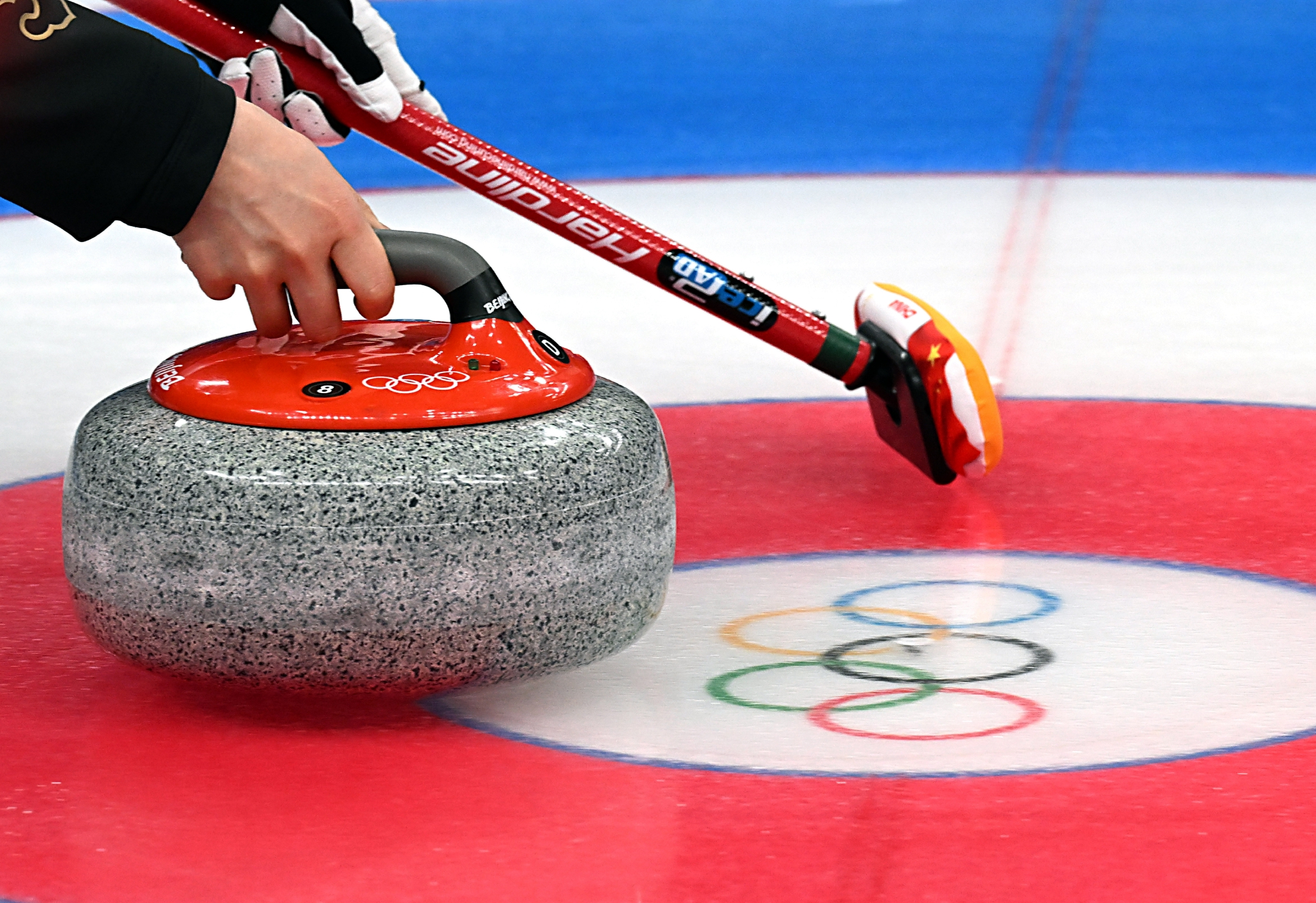 冬奥"冷"知识|一只12000,小小的冰壶为啥这么贵?|新华社_新浪新闻