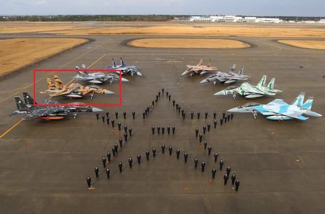 日本战斗机坠海，残骸打捞出水，已摔成碎片，未见2名飞行员尸骨休闲区蓝鸢梦想 - Www.slyday.coM
