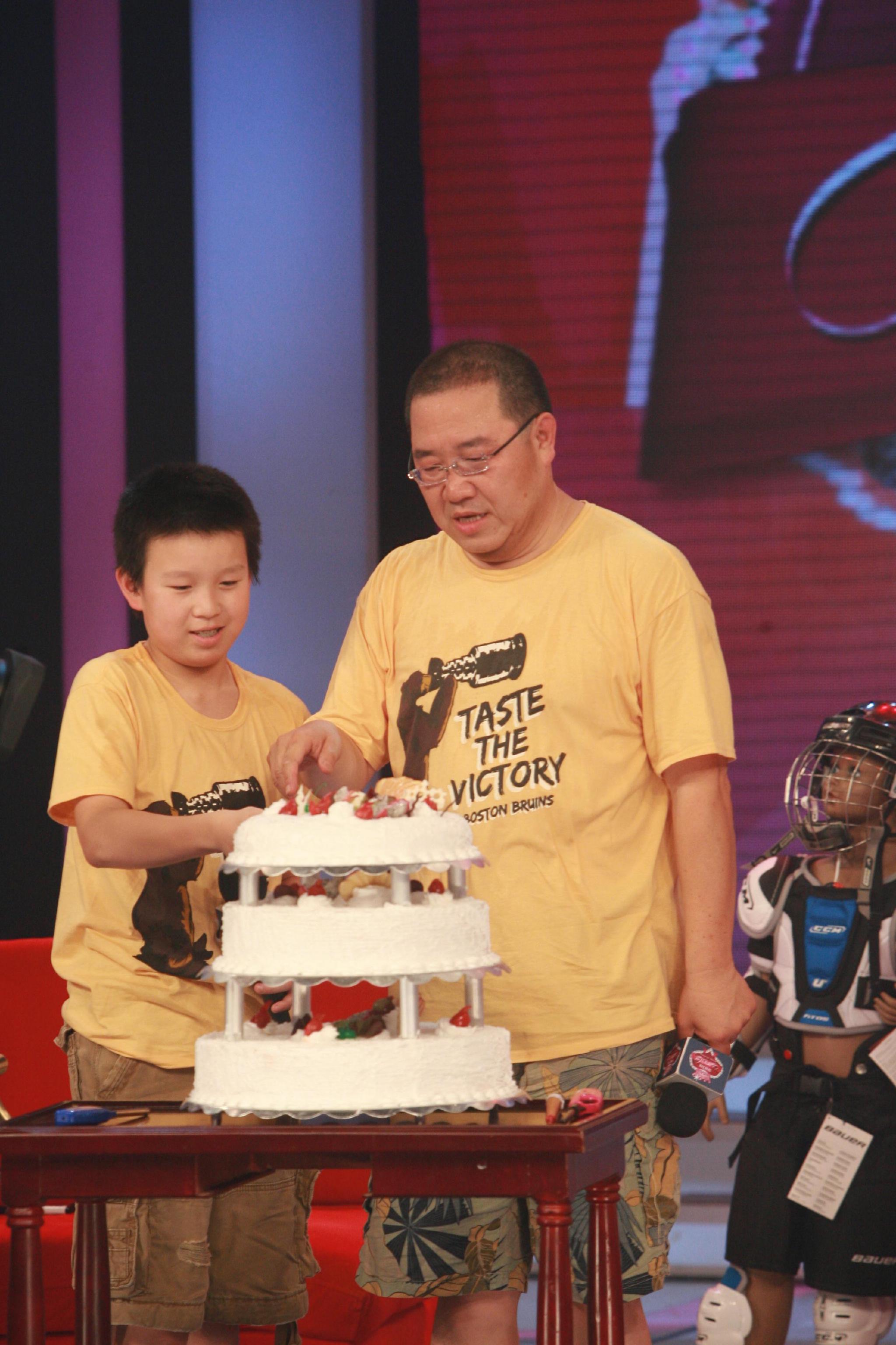 当年的一位队友就是被北美职业冰球联盟(nhl)选中的中国第一人宋安东