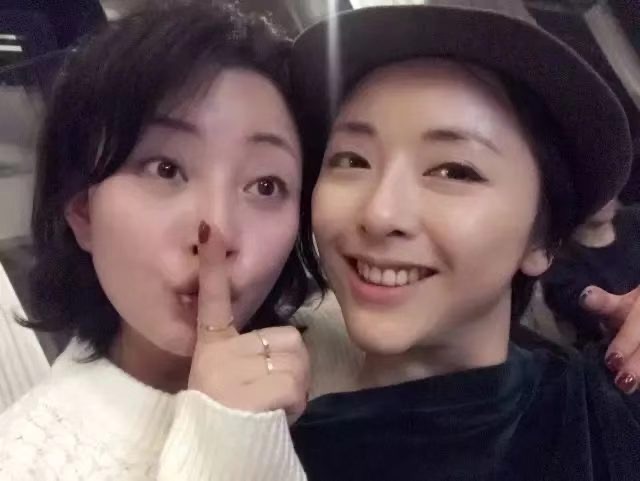 殷桃与黄小蕾海边游玩穿低胸吊带身材火辣42岁似少女太绝了